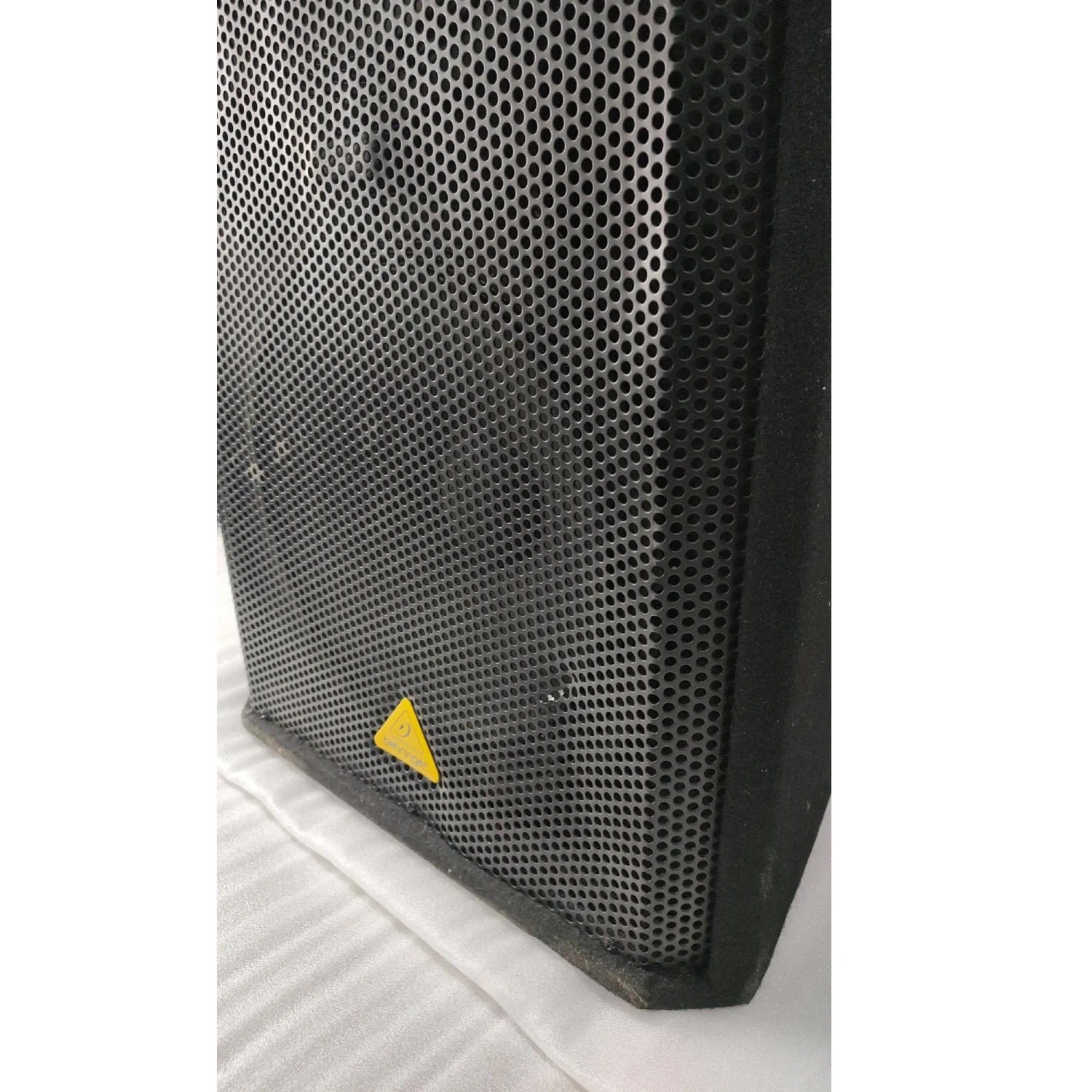 Behringer EUROLIVE VP2520 2000W Dual 15inch PA Speaker - Open Box - Image 2