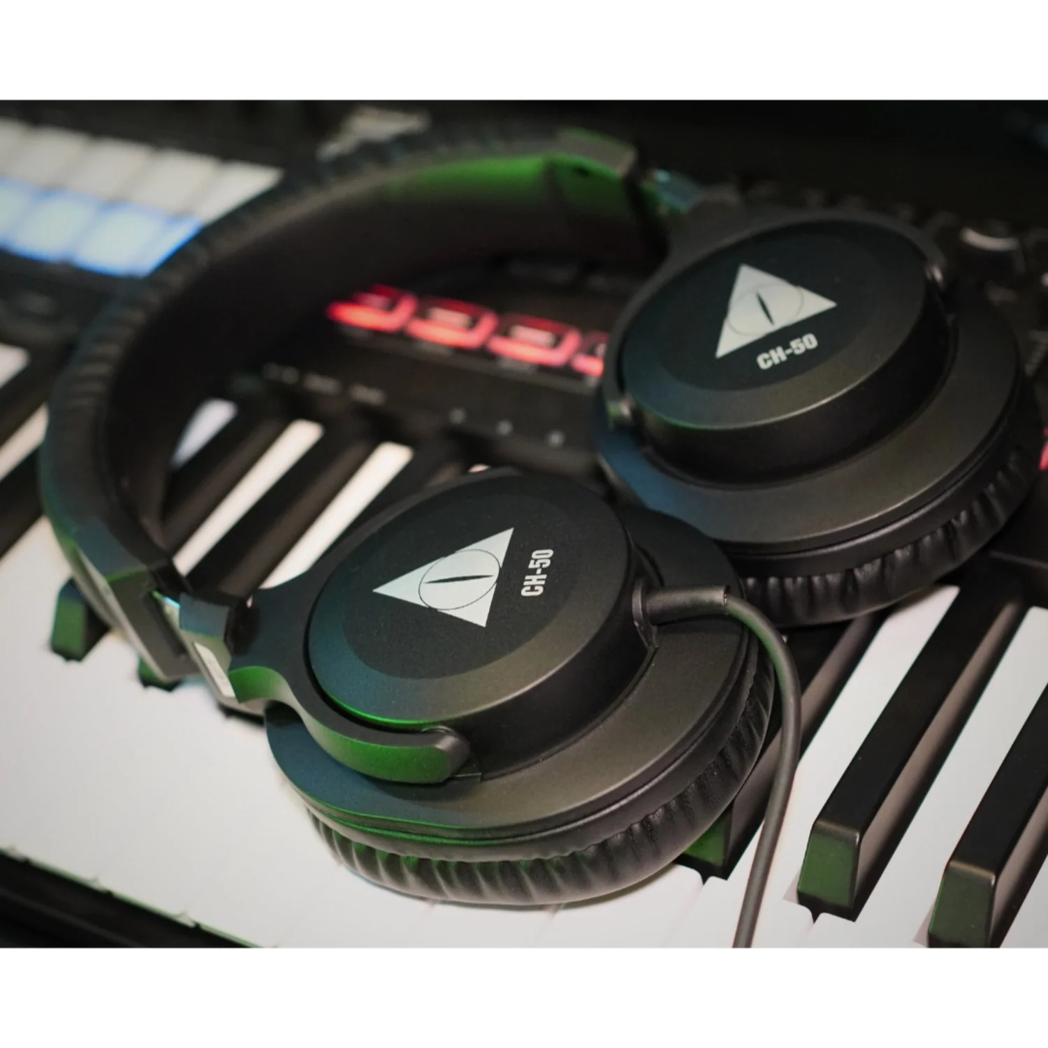 Vault CH-50 Wired Headphones - Image 8